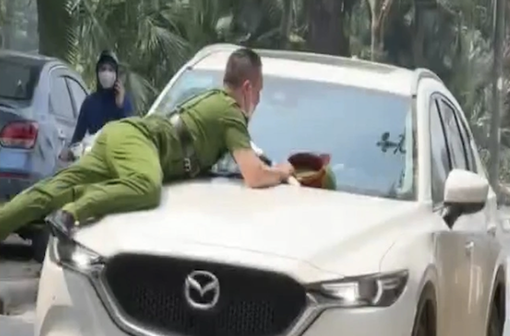Truy bắt tài xế Mazda ở Hà Nội hất công an lên nắp capo - 1 Truy bắt tài xế Mazda ở Hà Nội hất công an lên nắp capo - 1