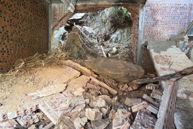 Đất đá nặng hàng tấn rơi sát nhà, dân đi trốn mỗi khi trời mưa