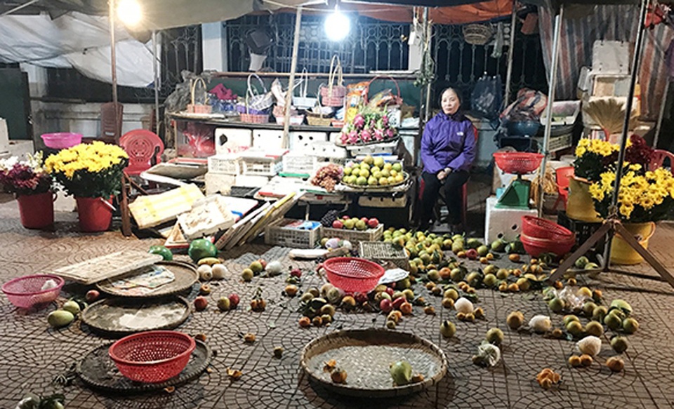 Mẹ bị phá sạp hoa quả vì con nợ 4 triệu đồng không trả? - 1