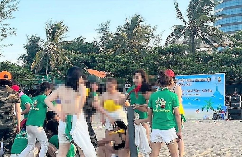 Từ vụ cởi áo ngực chơi team building: Đỏ mặt những trò chơi tập thể gây sốc - 1 Từ vụ cởi áo ngực chơi team building: Đỏ mặt những trò chơi tập thể gây sốc - 1