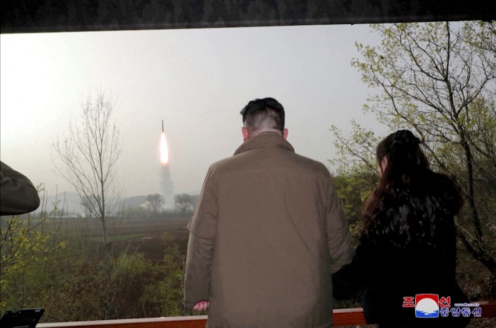Con gái ông Kim Jong-un cùng cha thị sát vụ phóng tên lửa mới - 6 Con gái ông Kim Jong-un cùng cha thị sát vụ phóng tên lửa mới - 6