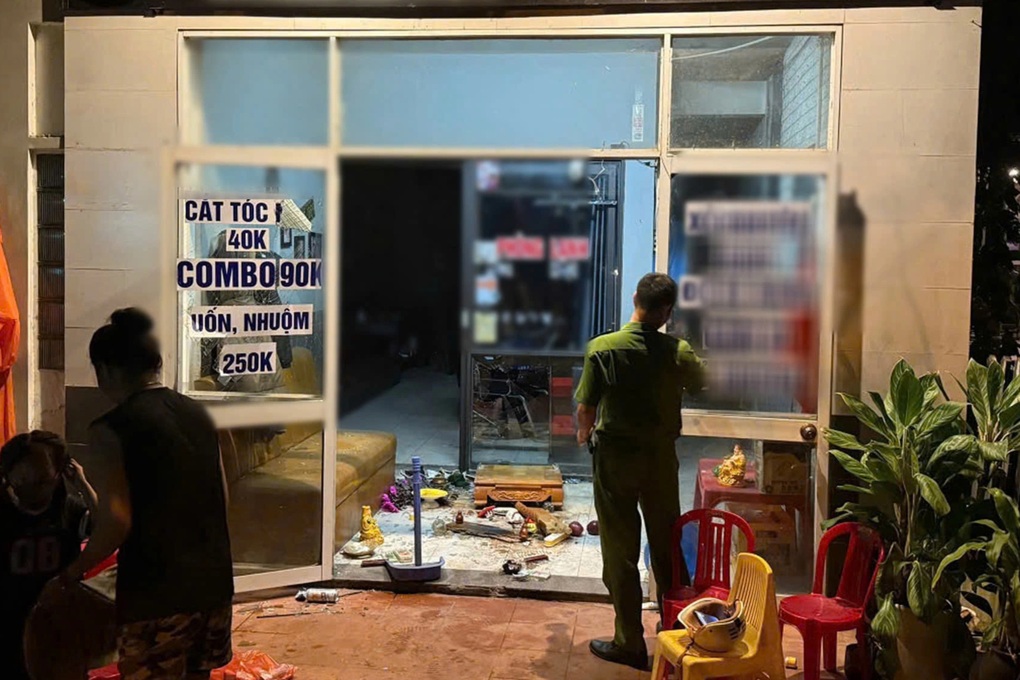 Điều tra 3 đối tượng hành hung vợ chồng chủ tiệm hớt tóc ở Quảng Nam - 1 Điều tra 3 đối tượng hành hung vợ chồng chủ tiệm hớt tóc ở Quảng Nam - 1