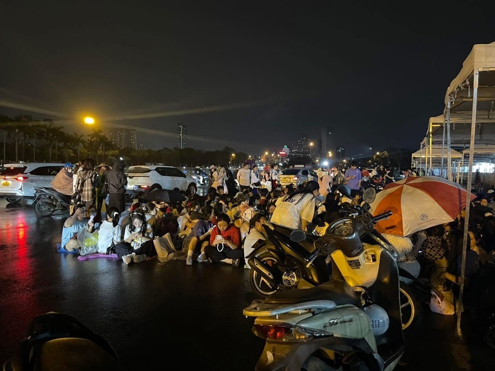 Fan đội mưa xuyên đêm, nằm vạ vật chờ xem Anh trai say hi - 2 Fan đội mưa xuyên đêm, nằm vạ vật chờ xem Anh trai say hi - 2