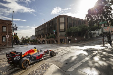 Xe đua F1 ra phố - Sự bất ngờ gây phấn khích