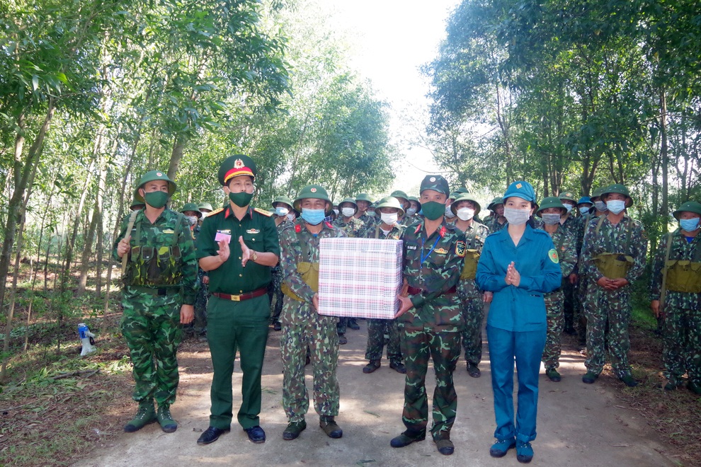 Xem bộ đội Hà Tĩnh diễn tập đánh địch đổ bộ đường biển - 4 Xem bộ đội Hà Tĩnh diễn tập đánh địch đổ bộ đường biển - 4