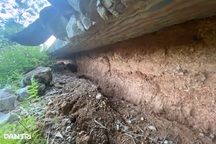 Bờ kè bị kéo xuống sông, tạo hàm ếch sâu dưới tuyến đường huyết mạch