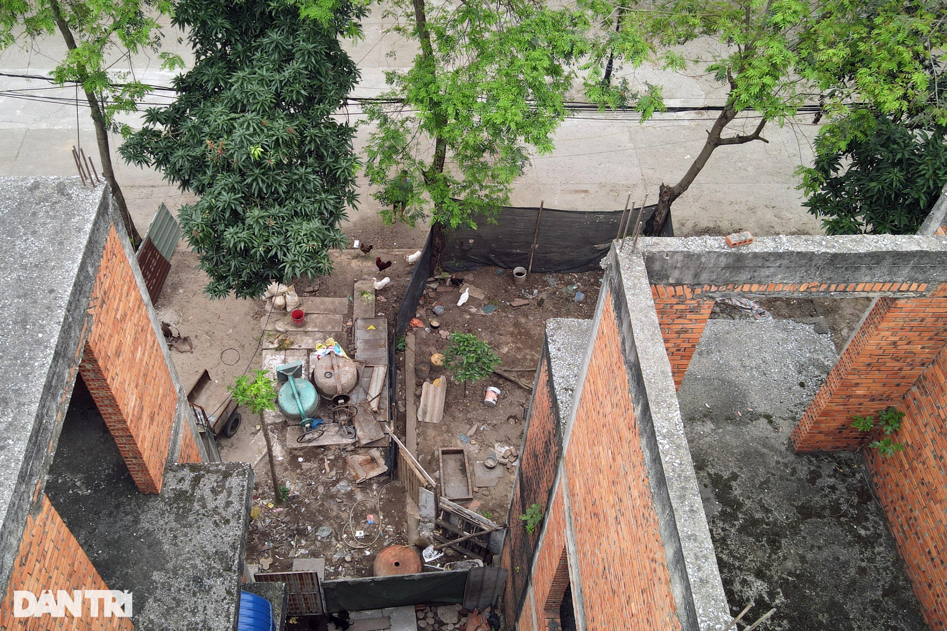 Loạt biệt thự bỏ hoang, là chỗ nuôi gà trong khu đô thị tuổi đời gần 20 năm - 8 Loạt biệt thự bỏ hoang, là chỗ nuôi gà trong khu đô thị tuổi đời gần 20 năm - 8
