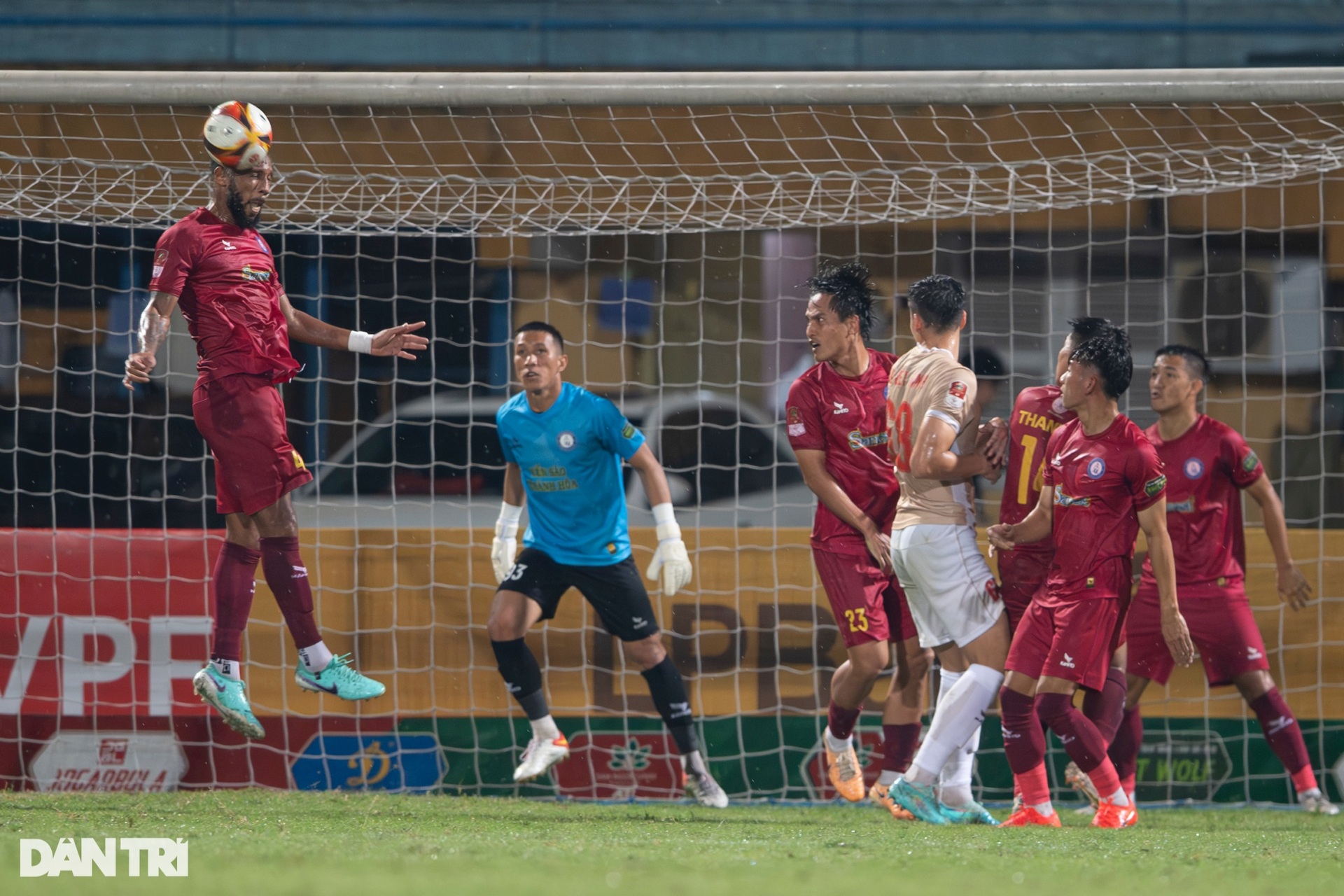 Quang Hải và đồng đội giành 3 điểm trong cơn mưa nặng hạt tại Hàng Đẫy - 5 Quang Hải và đồng đội giành 3 điểm trong cơn mưa nặng hạt tại Hàng Đẫy - 5