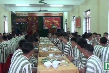 Bữa cơm Tất niên sớm cho các phạm nhân ở Trại Tạm giam Công an tỉnh Nghệ An