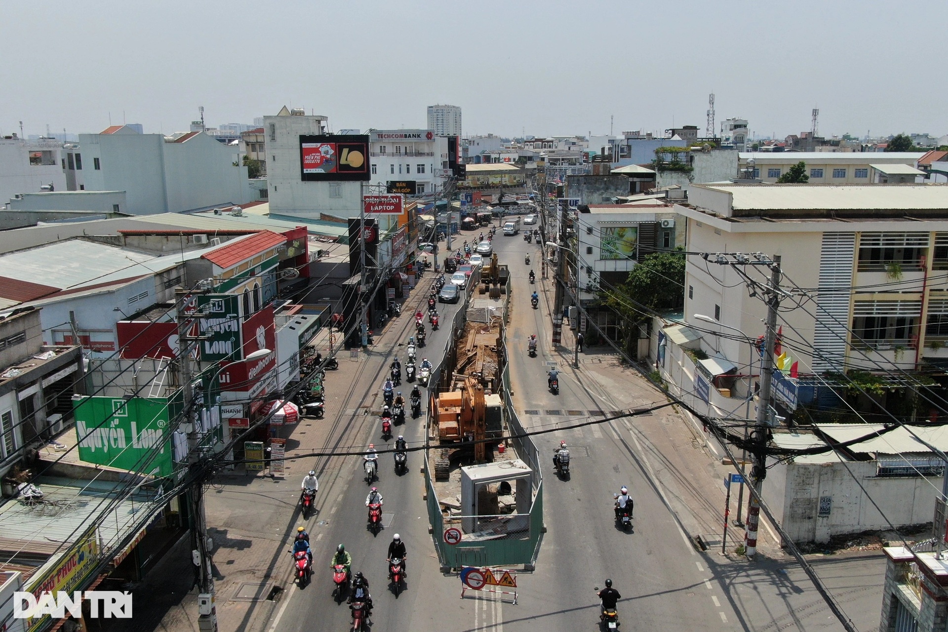 Người dân than trời, giao thông chết đứng vì lô cốt án ngữ giữa đường - 2