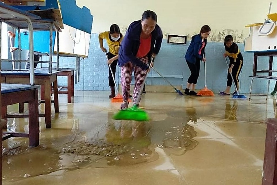Thầy trò nhọc nhằn gắng gượng sau trận lũ quét qua - 19 Thầy trò nhọc nhằn gắng gượng sau trận lũ quét qua - 19