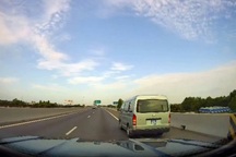 Xử phạt lái xe biển xanh vì đi vào làn khẩn cấp cao tốc TPHCM - Trung Lương