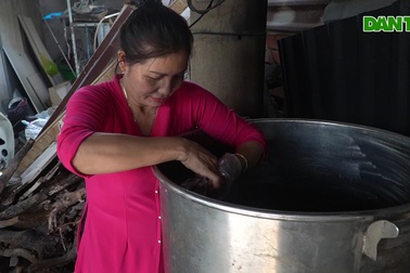 Chủ nhà 15 năm gói bánh tét tặng người thuê trọ dịp Tết Nguyên đán