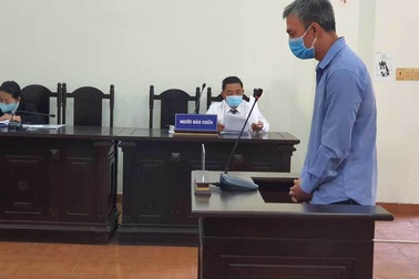 Bóp cổ, tát liên tiếp vào mặt bé gái 4 tuổi vì không chịu ngủ