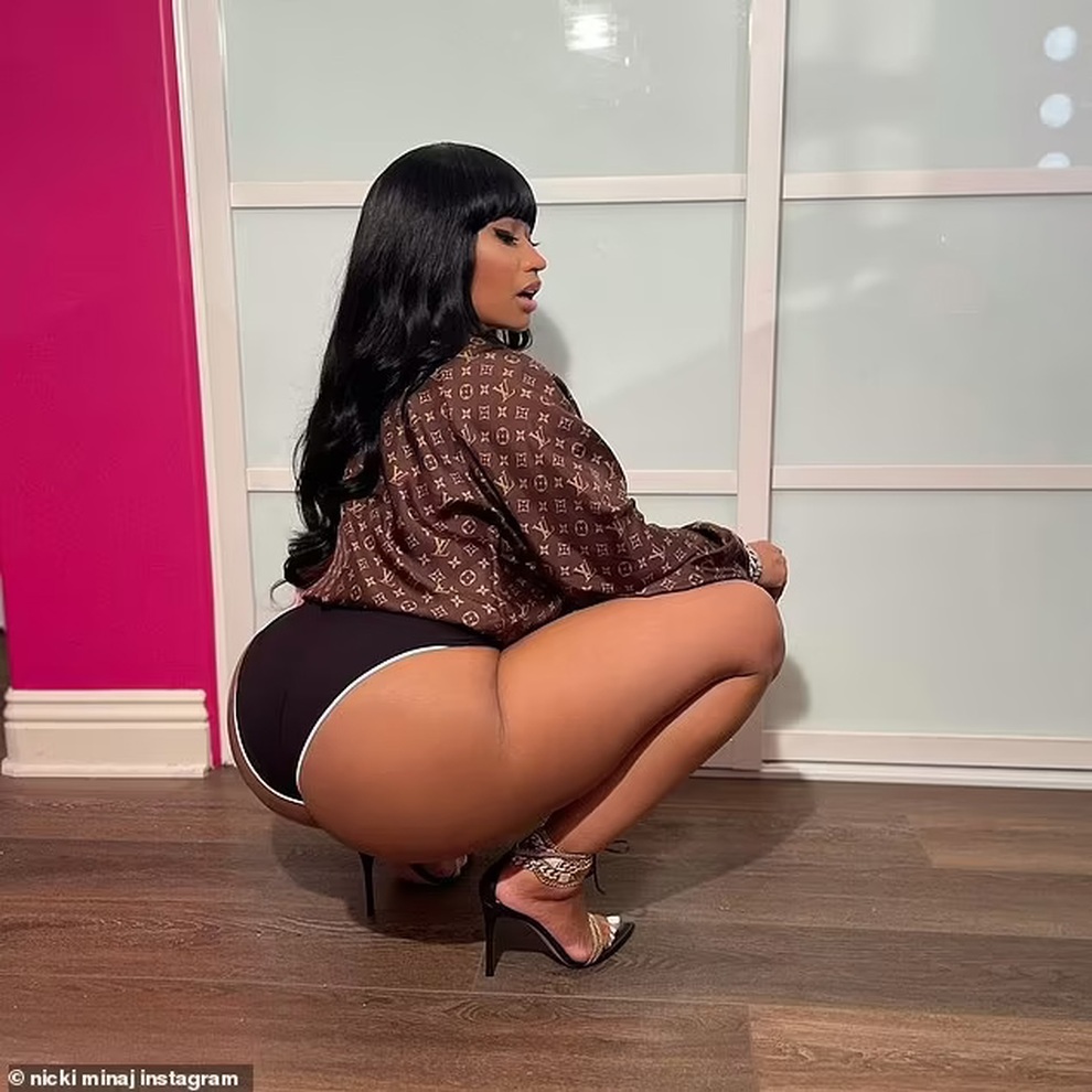 Ảnh khoe vòng ba của Nicki Minaj nhận bão like trên mạng xã hội - 2 Ảnh khoe vòng ba của Nicki Minaj nhận bão like trên mạng xã hội - 2