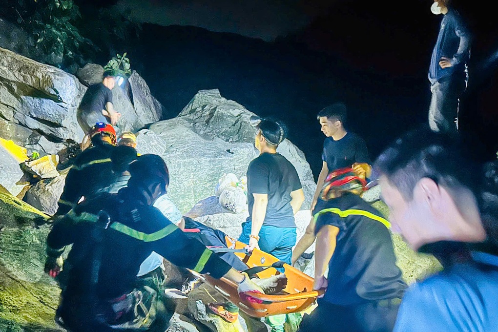 Cảnh sát đi bộ 2km đường dốc tìm kiếm người gặp nạn trong rừng - 1 Cảnh sát đi bộ 2km đường dốc tìm kiếm người gặp nạn trong rừng - 1