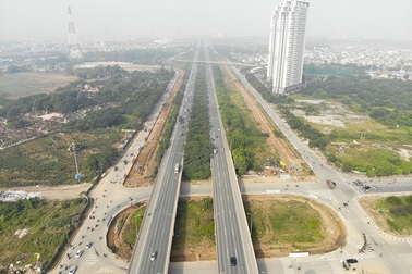 Tiếp tục xén dải phân cách, mở rộng đường gom Đại lộ Thăng Long