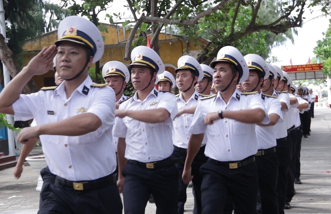 Thiêng liêng lễ chào cờ đầu năm mới tại Trường Sa - 15