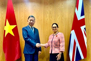 Bộ trưởng Công an đề nghị Anh hỗ trợ về vaccine, thuốc điều trị Covid-19