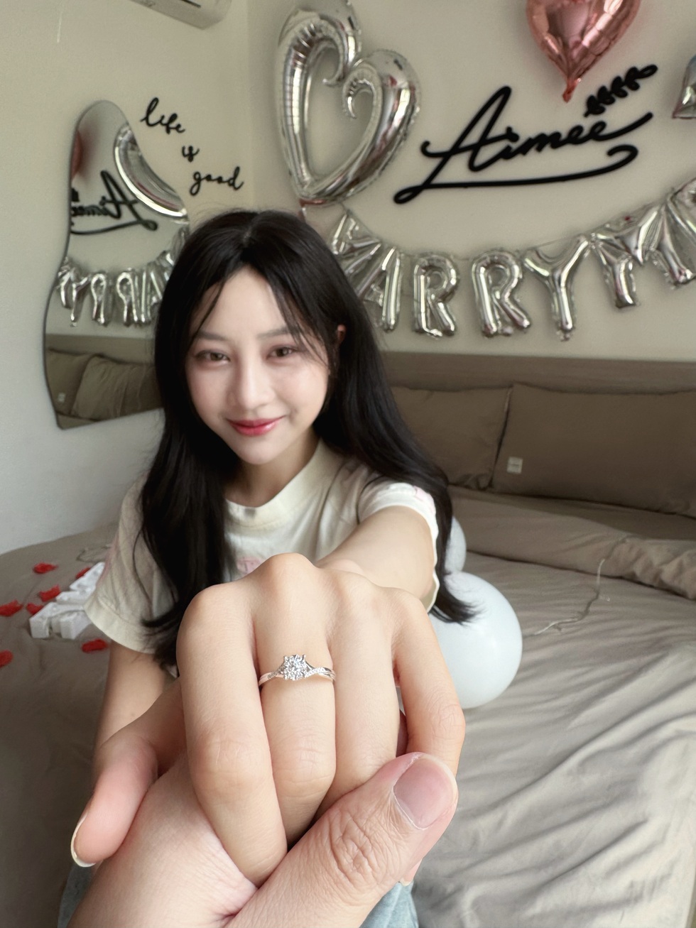 Streamer 2 lần mắc ung thư được cầu hôn gây xúc động: 7 năm, 9 lần từ chối - 10 Streamer 2 lần mắc ung thư được cầu hôn gây xúc động: 7 năm, 9 lần từ chối - 10