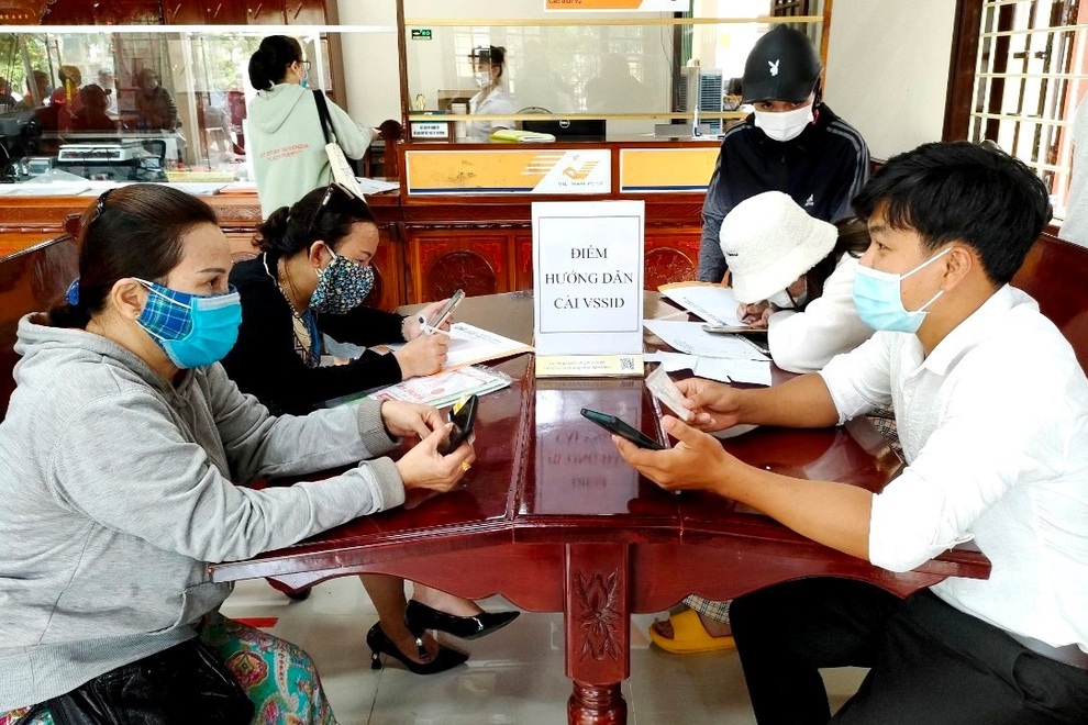 Đưa tiện ích VssID - BHXH số đến cán bộ hưu trí, người dân phấn khởi - 2 Đưa tiện ích VssID - BHXH số đến cán bộ hưu trí, người dân phấn khởi - 2