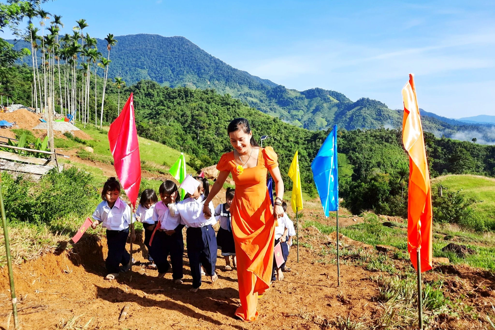 Lễ khai giảng đơn sơ giữa đại ngàn Trường Sơn - 1 Lễ khai giảng đơn sơ giữa đại ngàn Trường Sơn - 1