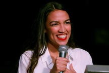 Đôi giày cũ rách gây chú ý của nữ nghị sĩ trẻ nhất lịch sử Mỹ