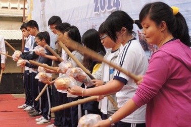 Học trò đập heo đất ủng hộ 30 triệu xây trường ở Trường Sa