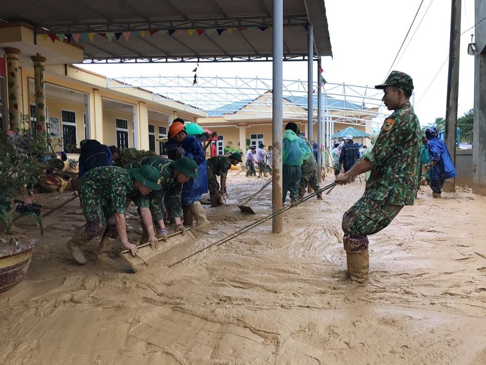 Cán bộ, chiến sĩ Biên phòng hỗ trợ người dân khắc phục hậu quả sau lũ - 1 Cán bộ, chiến sĩ Biên phòng hỗ trợ người dân khắc phục hậu quả sau lũ - 1