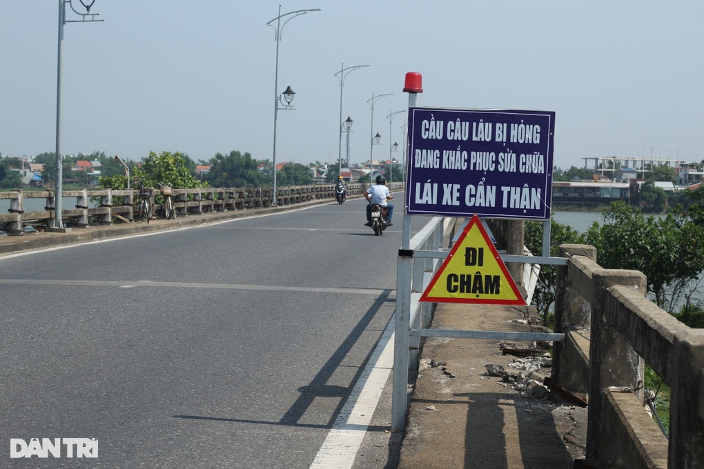 Hai cầu huyết mạch cùng sửa, bệnh viện xin phép cho xe cấp cứu lưu thông - 2 Hai cầu huyết mạch cùng sửa, bệnh viện xin phép cho xe cấp cứu lưu thông - 2