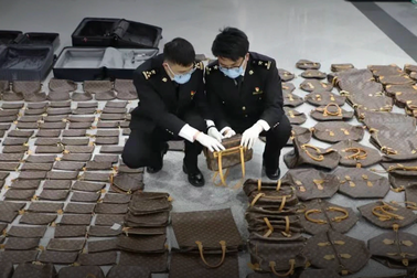 Một hành khách mang 316 túi Louis Vuitton lên máy bay tại Trung Quốc