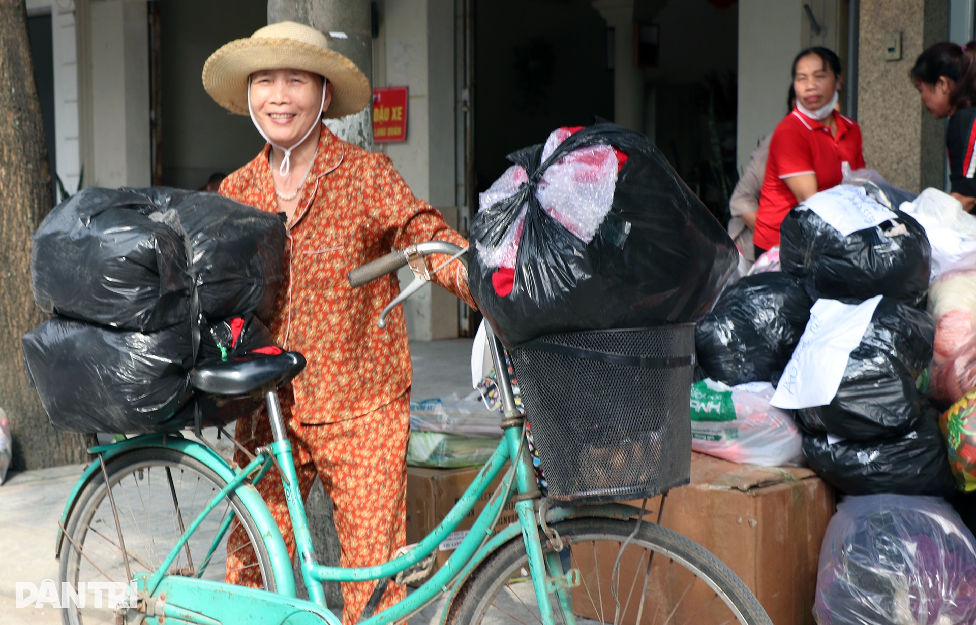Tiểu thương đóng cửa hàng, bệnh nhân ung thư quên mệt cứu trợ vùng lũ - 4