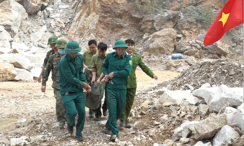 Phát hiện quả bom xuyên phá khi tôn tạo đình làng - 2 Phát hiện quả bom xuyên phá khi tôn tạo đình làng - 2