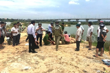 Học sinh sa xuống hố khai thác cát khi tắm sông