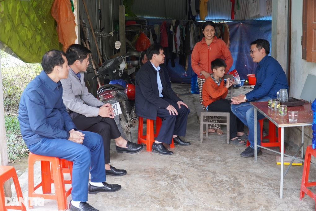 Hơn 220 triệu đồng đến với người mẹ u não, con 13 tuổi bị rắn độc cắn - 1 Hơn 220 triệu đồng đến với người mẹ u não, con 13 tuổi bị rắn độc cắn - 1