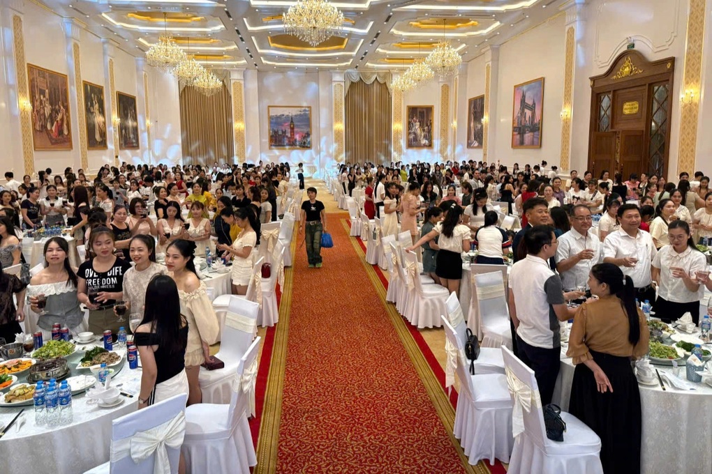Công nhân khoe bữa tiệc 5,2 tỷ đồng ở nhà hàng hạng sang của công ty - 1 Công nhân khoe bữa tiệc 5,2 tỷ đồng ở nhà hàng hạng sang của công ty - 1