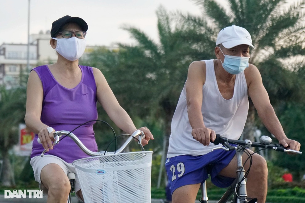 Người dân thoải mái đi bộ, tập thể dục sau nhiều tháng giãn cách - 2 Người dân thoải mái đi bộ, tập thể dục sau nhiều tháng giãn cách - 2