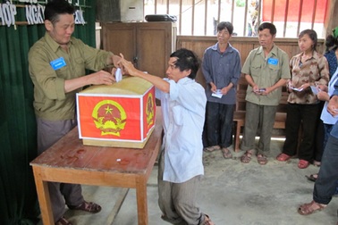 Dự một buổi bầu cử sớm ở miền biên cương