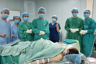 65 ngày làm nên phép màu cho thai phụ phải ghép tạm tay đứt lìa vào chân