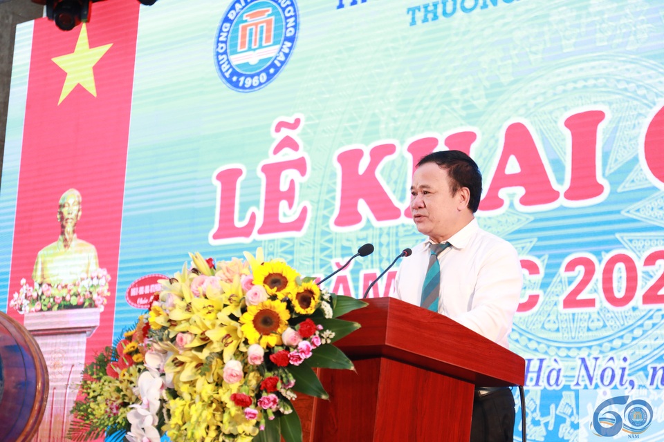 Lễ khai giảng, trường ĐH Thương Mại hướng về miền Trung lũ lụt - 2 Lễ khai giảng, trường ĐH Thương Mại hướng về miền Trung lũ lụt - 2