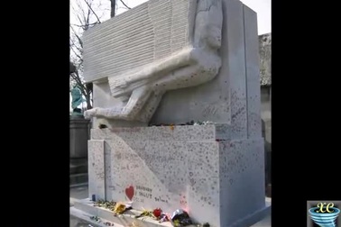 Ngôi mộ kỳ lạ được hàng nghìn cô gái trao tặng nụ hôn