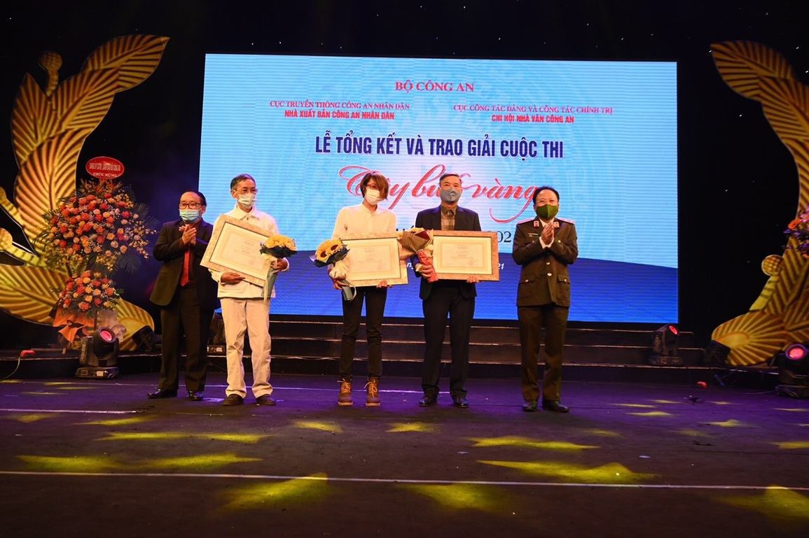 Rơi nước mắt những câu chuyện ở Lễ trao giải cuộc thi Cây bút vàng - 3 Rơi nước mắt những câu chuyện ở Lễ trao giải cuộc thi Cây bút vàng - 3
