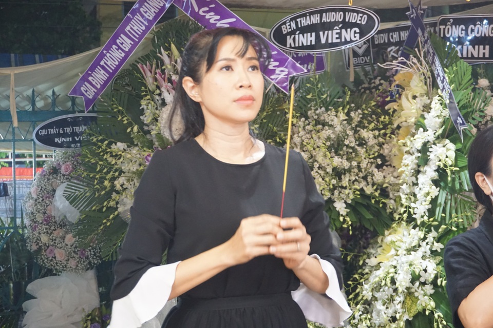 Nghệ sĩ Thanh Ngân, Vân Khánh... bật khóc khi đến viếng Vũ Đức Sao Biển - 12 Nghệ sĩ Thanh Ngân, Vân Khánh... bật khóc khi đến viếng Vũ Đức Sao Biển - 12