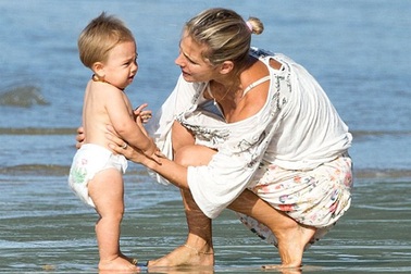 Vợ “thần sấm” Thor vui chơi với con trên biển