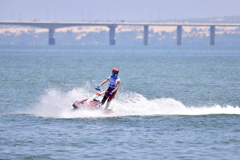 Màn rượt đuổi nghẹt thở của các tay đua mô tô nước hàng đầu thế giới - 1 Màn rượt đuổi nghẹt thở của các tay đua mô tô nước hàng đầu thế giới - 1