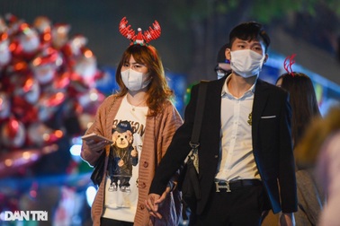 Hàng Mã và Nhà thờ Lớn cấm ra vào, đường phố Hà Nội vắng vẻ đêm Giáng sinh