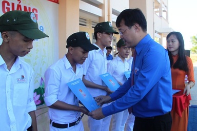 Trao học bổng đầu năm học mới cho học sinh vùng rốn lũ