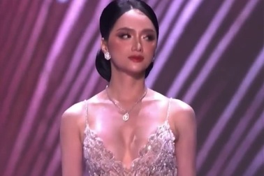 Hương Giang trình diễn váy dạ hội tại bán kết Hoa hậu Hoàn vũ 2025