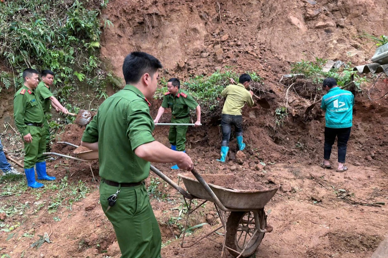 Hơn 400 chiến sĩ công an vào rốn lũ giúp dân dựng nhà, dọn trường - 3