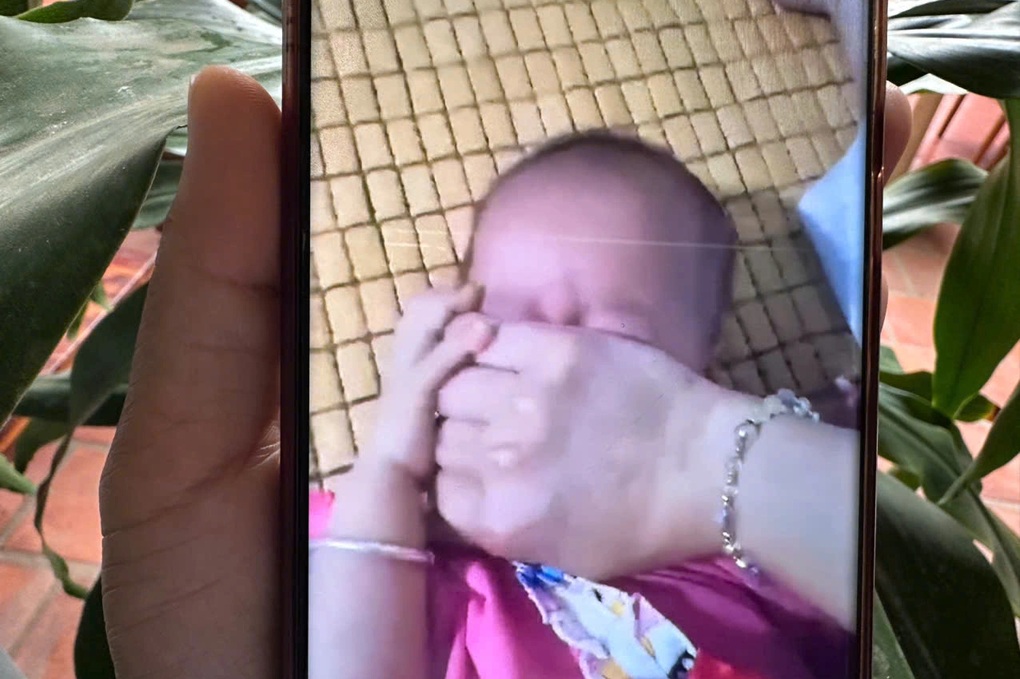 Vụ bé gái giãy giụa vì bị bóp mũi, miệng: Mẹ bóp con để chọc tức chồng hờ - 1 Vụ bé gái giãy giụa vì bị bóp mũi, miệng: Mẹ bóp con để chọc tức chồng hờ - 1